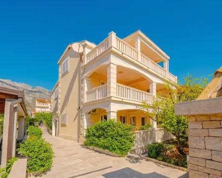 Apartments Mladenka Hotels in Orebic