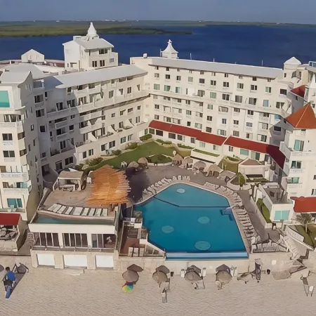 Bsea Cancun Plaza Hotel Отели рядом с достопримечательностью «Пляж Делфинес»
