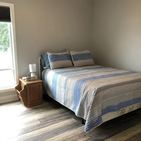Lakefront, two bedroom, full bath. Relax, swim, kayak & fish on Lake Lookout. Hotels in Clines