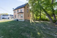 10% Off • Spacious 3BR Retreat w/ Breakfast, AC & WiFi • 5 Min to Niagara Falls - Homestays