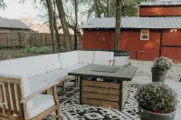 Charming micro barn offering a cozy retreat! 4 Acres, Sleeps 6, pet friendly. - Homestays