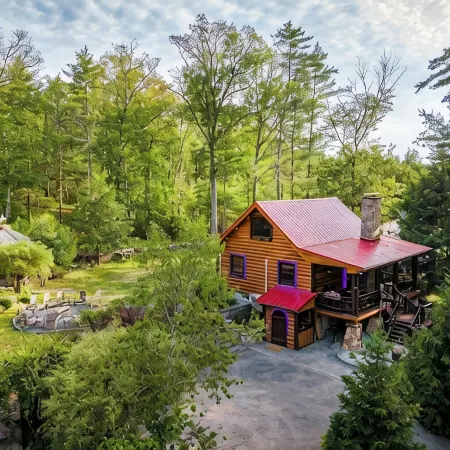 Private log cabin nestled at the base of a secluded wooded area Отели в г. Хайленд