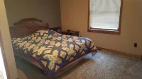 2-bedroom cabin 19 miles N of Lewistown MT that sleeps 10-11 people. - Homestays