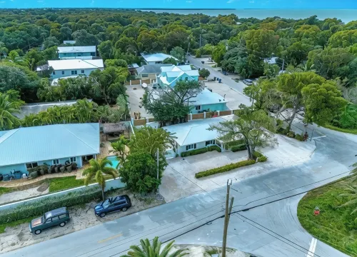 Tropical Oasis Anchor Located on the Bayside with Pool. - 2성급