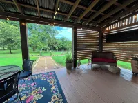 Peaceful Boho Retreat Nestled in the Woods – 5 Mins from Downtown - 3성급