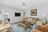 Great Escape 4 bedroom house  2 King Bed in Belleville with WiFi fitness room