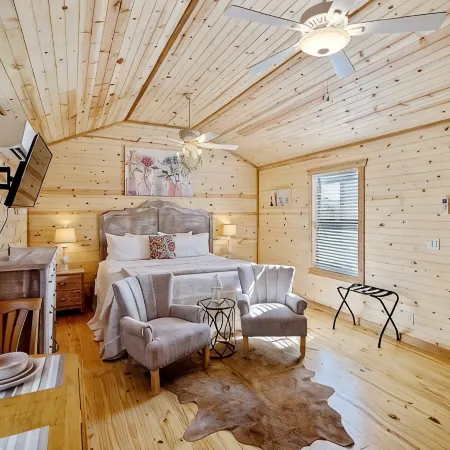 Stunning Cabin Right on Main St!