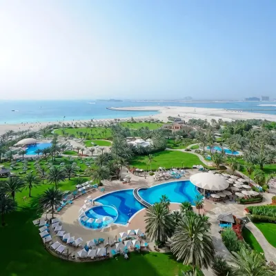 Le Royal Méridien Beach Resort & Spa Отели рядом с достопримечательностью «Парашютный центр «Скайдайв Дубай»»