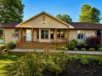 Lakefront Home w/Private Dock, Hot Tub, Firepit, Kayaks, Pet Friendly, Sleeps 8 - Homestays