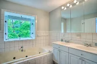 Charming Pet Friendly 4-bedroom river view home with grill, in lovely Weems!