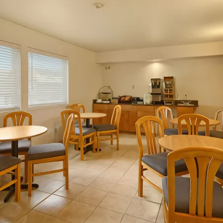 Super 8 by Wyndham Cloverdale Wine Country