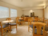 Super 8 by Wyndham Cloverdale Wine Country