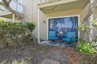 Lake Conroe Waterfront Updated 3Br Condo with Pools, Paddle Boards & Views