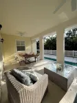 New on VRBOHouse in the heart of Olde Naples. Walk to beach, 5 Ave and Cambier! - บังกะโล