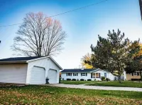Cozy & Cheerful Home-2 Levels of Comfort! - 2-Star