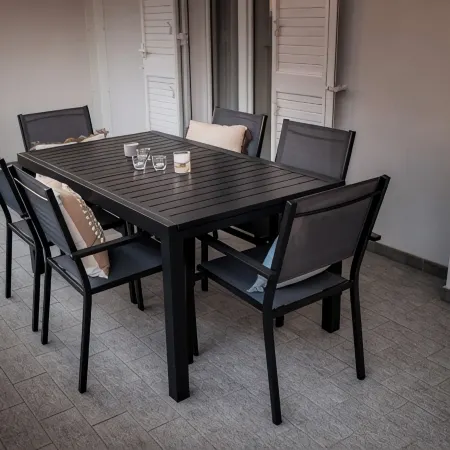 Modern apartment with sea view, top amenities and private parking space