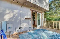 Mt Pleasant Townhouse with a Deck - Homestays