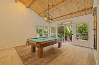 15 minutes from Murphys, Bocce Ball, Hot Tub, Pool Table, Sleeps 12 - 4-Star