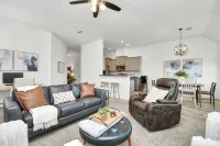 Cinco Ranch Furnished 1 Story Home, King Beds, Walking Trail, Sleeps 6+ - 4-Star