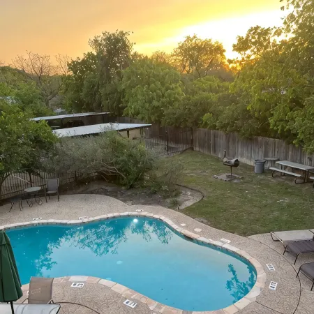 Peaceful river views/Guadalupe access/Swimming Pool/2 bed 2 bath/Sleeps 6
