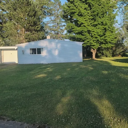 Near the park! 3-bedroom house with wifi and AC