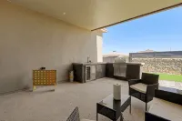 Large Modern Mid-Century Getaway 5 Bed Rooms Outdoor Grille - 4-Star