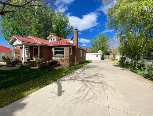 Grammie’s Manor – A One-of-a-Kind Stay in Heart of Kanab w/ Hot Tub, Gym, & More