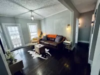 Cozy and modern 2 bedroom apartment with balcony in downtown Elkins, WV - 3성급