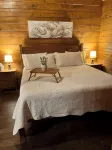 Almost Heaven 1BR Cabin: Romantic Retreat with Hot Tub - Feriehus