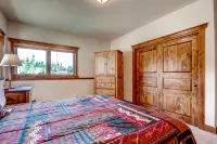 Super Ski Pad - True Ski-in/Ski-Out Retreat. Private Hot Tub. Walk to Adventure - อ่างจากุชชี่