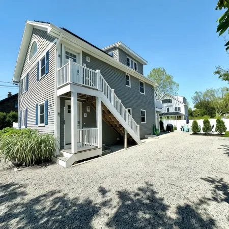 Beachy Getaway Near Newport & Beaches