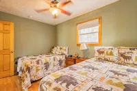 Lakeside Cabin: Private Dock - Canoe & Kayaks - HotTub -PetFriendly -Arcade Game