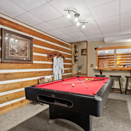 Sweet Retreat Cabin -  Fiber Optic Wi-Fi, Hot tub, Pool table and more....