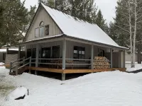 Cozy home in heart of Sunriver w/ hot tub, close to Mt Bachelor