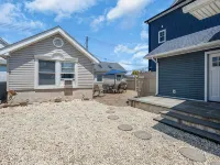 1 Block to Beach with Linens + Towels, BBQ & AC ベルマのホテル