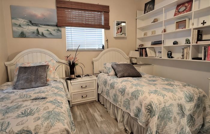 Island Cottage:  A Short Walk to the Beach