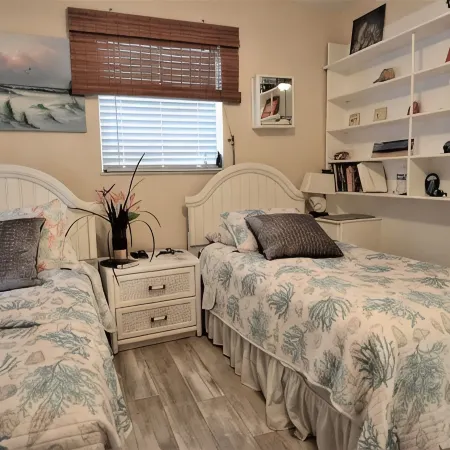 Island Cottage:  A Short Walk to the Beach