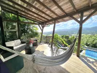 Character house overlooking the golf course and the bay of the Three Islets - 游泳池