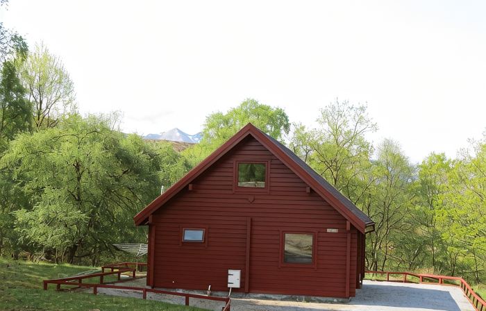 Pine Lodge Cosy Cabin With 2 Bedrooms. Open all year. 15 miles from Fort William