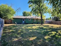 Sunlit Oasis: Family Friendly Suburban Private 4 Bedroom Retreat