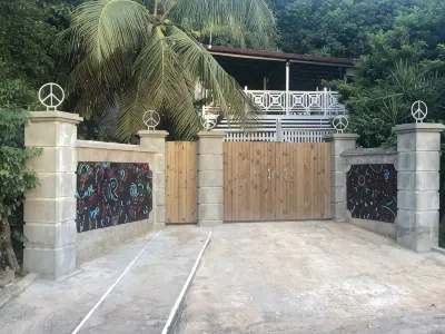 Oceanfront Luxury Villa: Private Beach & Staff, Solar Powered Hotels in 