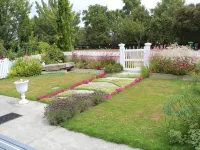 Delightful home away from home...comfortable, warm and beautiful gardens. 롤레스톤 호텔