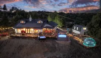 A cabin look house with Dome Room/Spa/Pool/View/Play Set/Game Room/FamilyFun - 4-Star