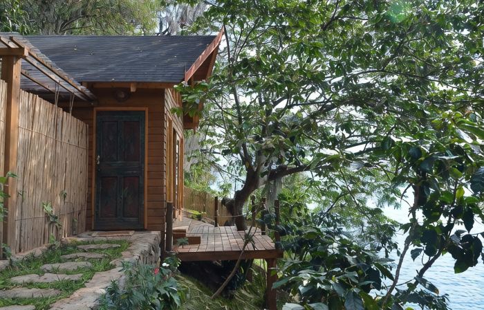 Spectacular Lakefront Cabin with luxury outdoor shower