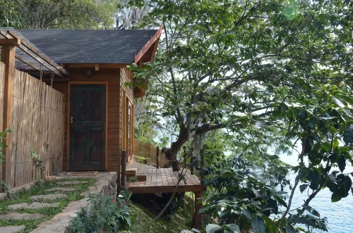 Spectacular Lakefront Cabin with luxury outdoor shower