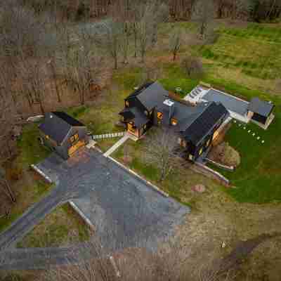 Stowe Woods / Pool, Gym, Tennis Court & BBQ Hotel Exterior