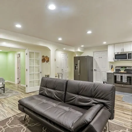 Cozy 1-Bedroom Basement Apartment, Free Parking, Kitchen, Washer/Dryer in Unit