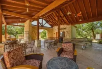 Serenity at the Wooded Bliss Cabin of Lake Travis - Tiny houses