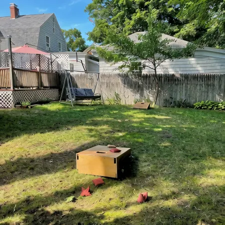 Charming 2-bedroom house in marvelous Auburn with AC, WiFi, and fenced yard.