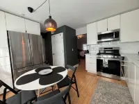 LiveWorkPlaynearTruistPark- privacy,  updated kitchen, fast Wi-Fi & YouTubeTv - 3-نجوم